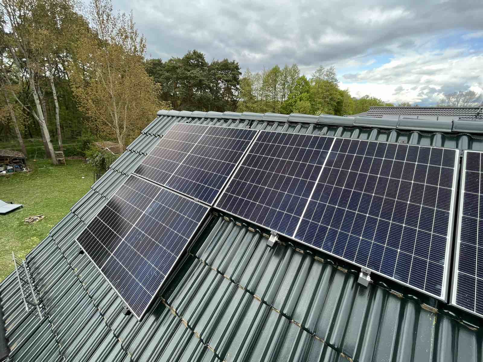 Solarmodule auf Wellplattendach am Wohngebäude