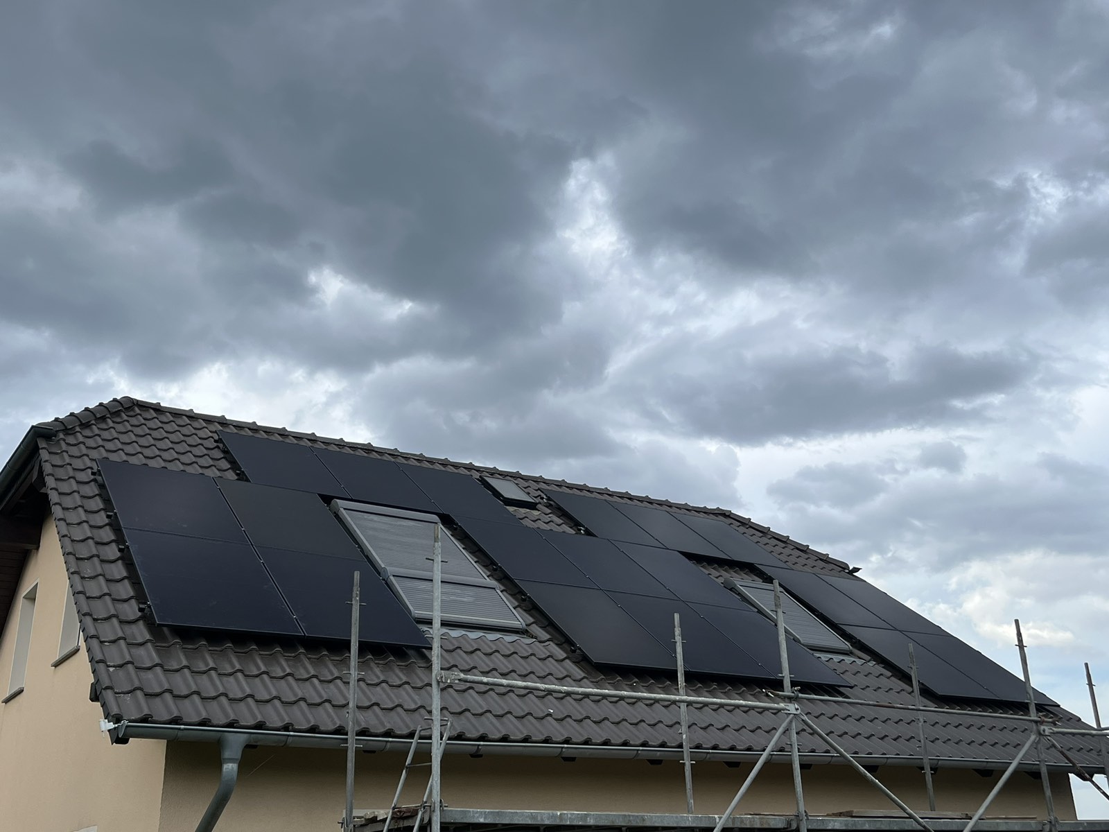 All-Black-PV-Anlage auf einem Wohnhaus