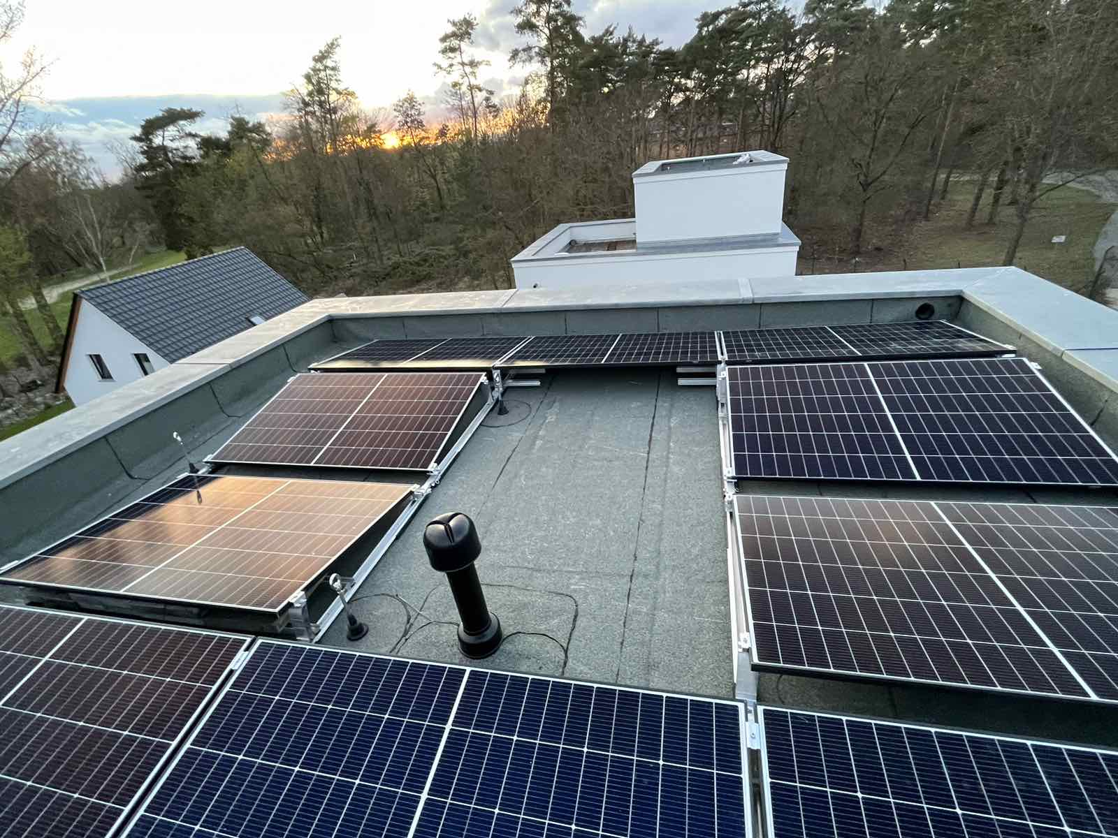 Photovoltaikanlage auf Flachdach mit mehreren Dachbereichen