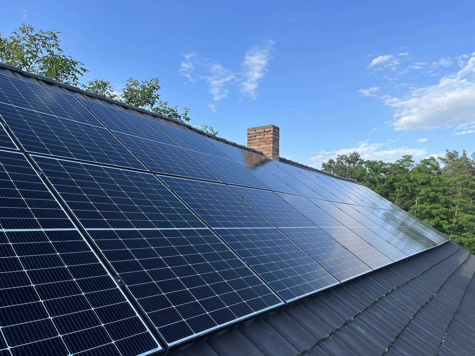 Photovoltaikmodule auf Schrägdach mit Kamin