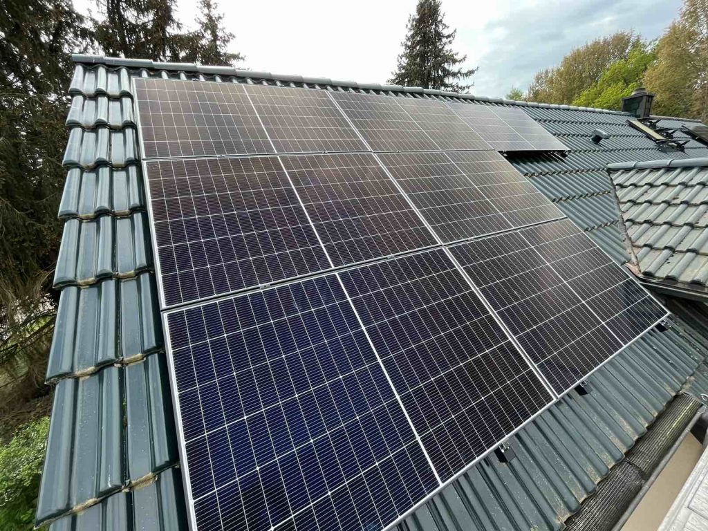 Photovoltaikmodule auf Ziegeldach aus der Nähe