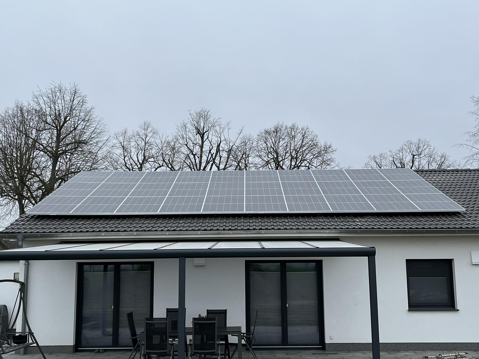 Große PV-Anlage auf modernem Wohnhaus