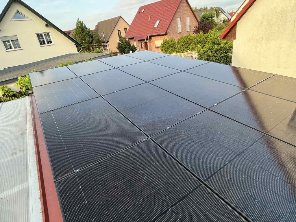 Große Photovoltaikanlage auf Flachdach eines Wohnhauses