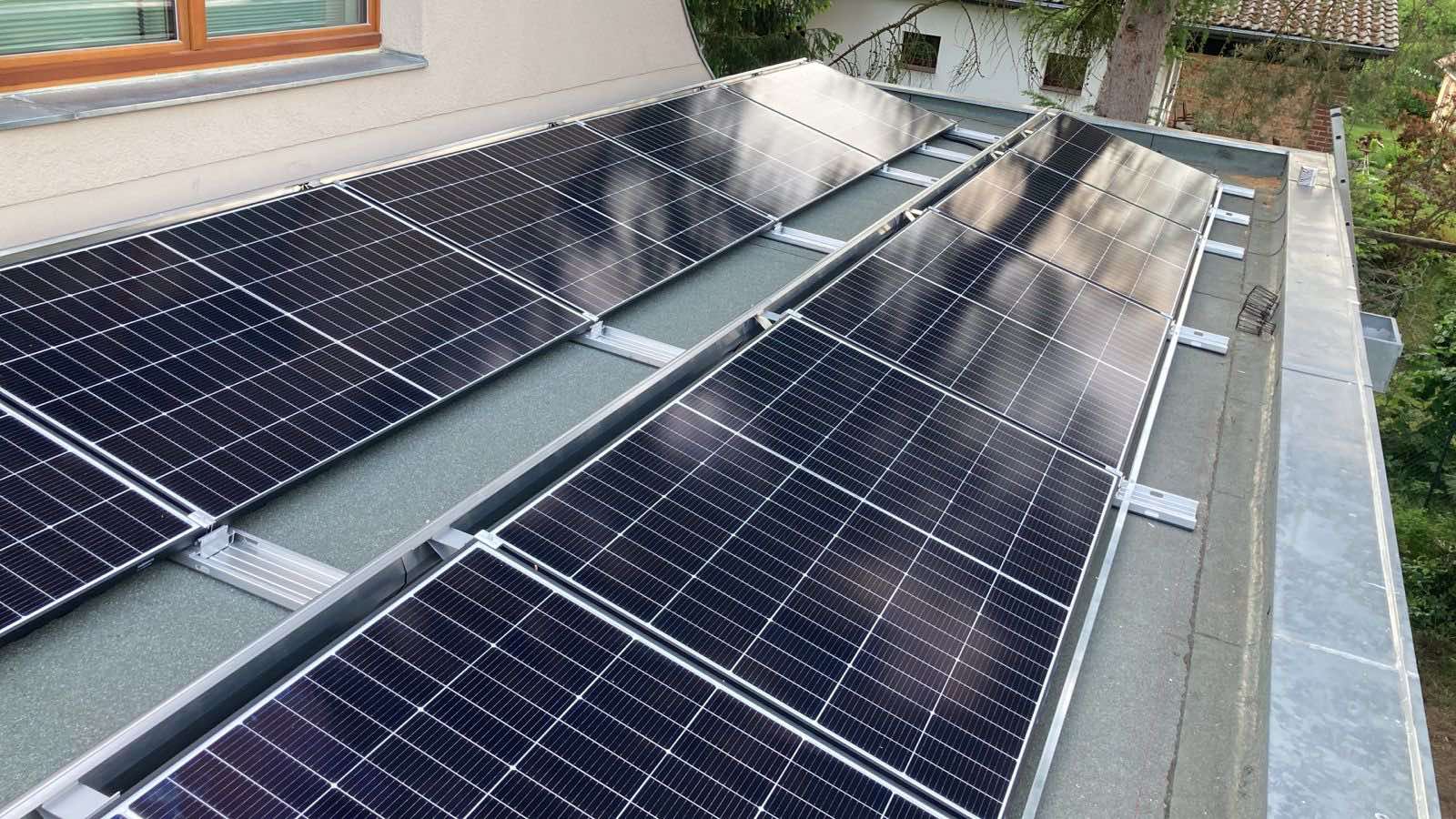Photovoltaikmodule auf Flachdach mit Lichtreflexion